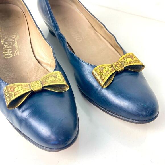FERRAGAMO Vintage Navy Blue Leather Shoes Heels Brass Bows - Size 8.5 AAAA - Picture 2 of 10